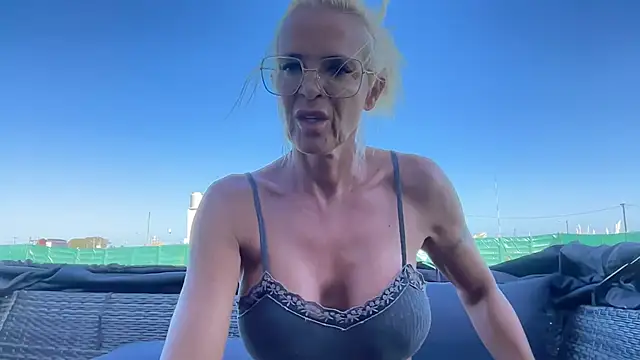 Reyna63 online show from March 2026 07:32:01 PM