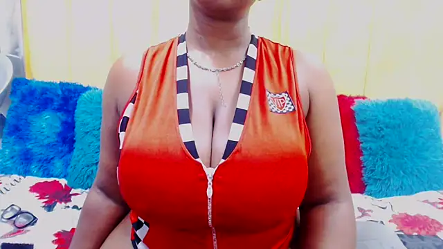 Snapshot of Bustydiva88 chatting on December 2024 05:31:01 PM Bustydiva88 online show from December 2024 05:31:01 PM