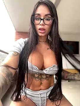 LaraHenao online show from November 2025 04:25:01 PM