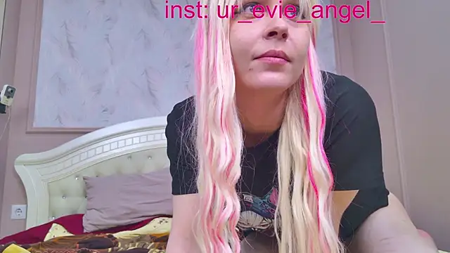 Snapshot of Evelyn_rabbit chatting on May 2026 02:44:02 PM Evelyn rabbit online show from May 2026 02:44:02 PM