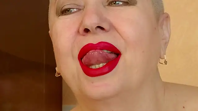Snapshot of LadyPosh chatting on April 2026 08:00:02 PM LadyPosh online show from April 2026 08:00:02 PM