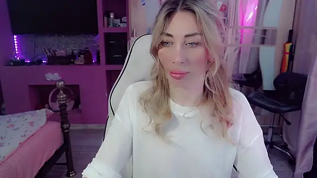 AnnieGOld  online show from May 2026 07:48:02 PM