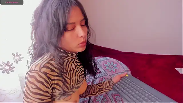 aluna 0310 online show from February 2025 08:00:01 PM