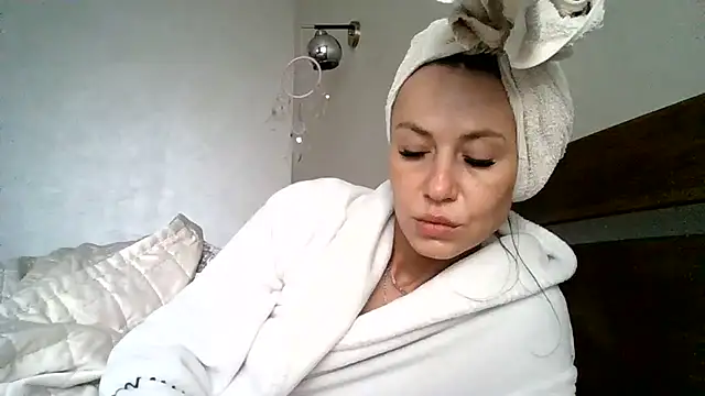 JulianaGold1 online show from March 2026 06:27:02 AM