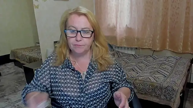 Snapshot of Frau_Marta chatting on June 2026 12:58:02 PM Frau Marta online show from June 2026 12:58:02 PM