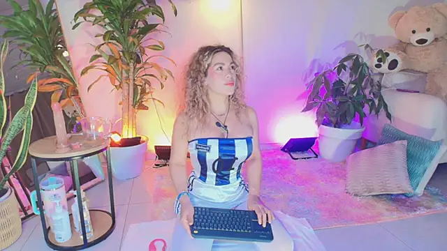 Snapshot of erotik_lady chatting on June 2026 04:38:02 AM erotik lady online show from June 2026 04:38:02 AM