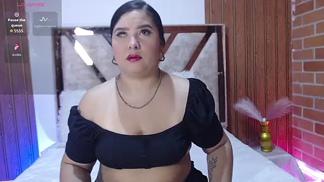 AGATHAA WHITE online show from December 2025 11:50:01 AM