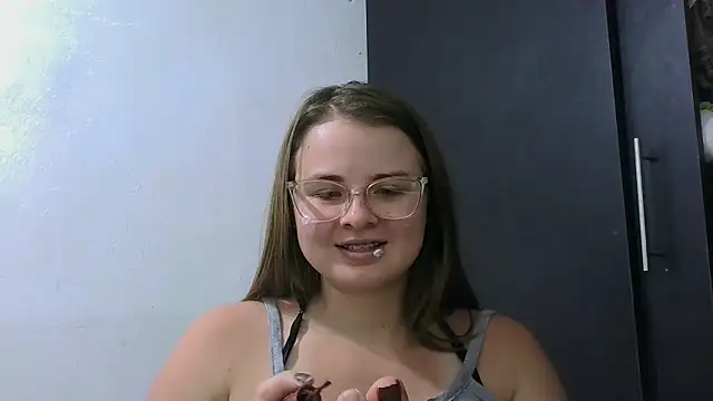 Snapshot of HellenMiyer1111 chatting on April 2026 01:42:02 AM HellenMiyer1111 online show from April 2026 01:42:02 AM