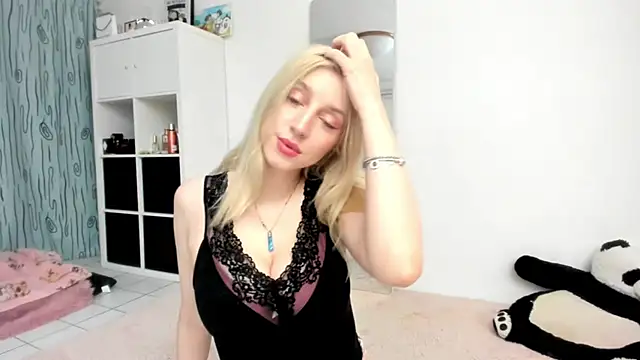 Snapshot of KenzieDawton chatting on April 2026 04:32:01 PM KenzieDawton online show from April 2026 04:32:01 PM
