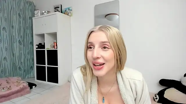 Snapshot of KenzieDawton chatting on May 2026 04:28:01 PM KenzieDawton online show from May 2026 04:28:01 PM