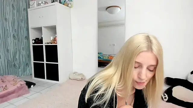 Snapshot of KenzieDawton chatting on May 2026 04:24:01 PM KenzieDawton online show from May 2026 04:24:01 PM