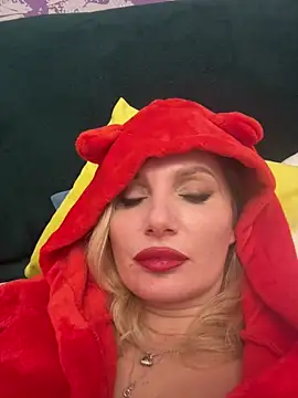 Snapshot of AngelOxy chatting on December 2024 06:14:01 PM AngelOxy online show from December 2024 06:14:01 PM