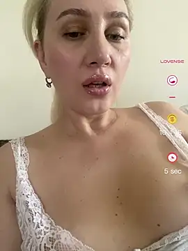 Snapshot of YourBlondee chatting on June 2026 04:24:01 AM YourBlondee online show from June 2026 04:24:01 AM
