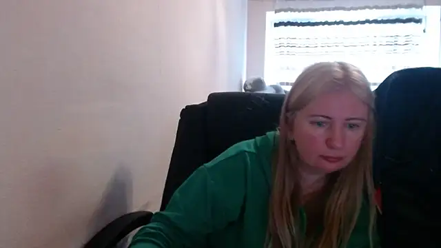 Snapshot of PeterAndJen chatting on April 2026 06:27:01 AM PeterAndJen online show from April 2026 06:27:01 AM
