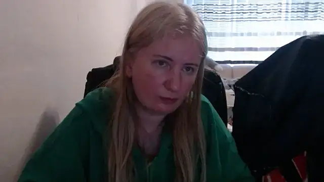 Snapshot of PeterAndJen chatting on April 2026 05:28:01 PM PeterAndJen online show from April 2026 05:28:01 PM