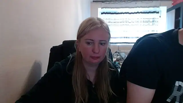 Snapshot of PeterAndJen chatting on April 2026 05:32:01 AM PeterAndJen online show from April 2026 05:32:01 AM