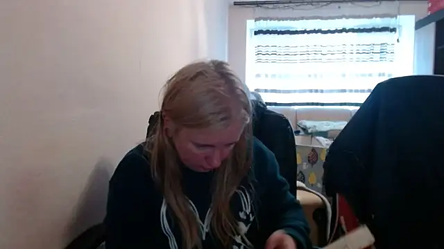 Snapshot of PeterAndJen chatting on April 2026 05:16:02 AM PeterAndJen online show from April 2026 05:16:02 AM