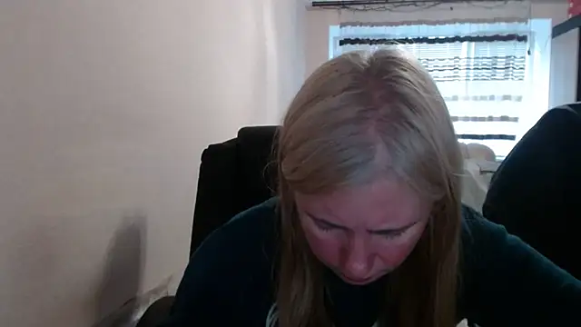 Snapshot of PeterAndJen chatting on April 2026 05:52:02 PM PeterAndJen online show from April 2026 05:52:02 PM