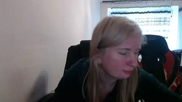 Snapshot of PeterAndJen chatting on May 2026 05:35:02 AM PeterAndJen online show from May 2026 05:35:02 AM