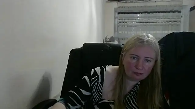 Snapshot of PeterAndJen chatting on May 2026 05:51:01 PM PeterAndJen online show from May 2026 05:51:01 PM