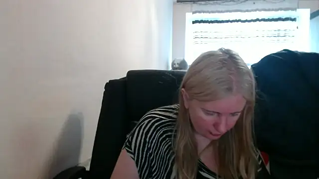 Snapshot of PeterAndJen chatting on May 2026 06:08:02 AM PeterAndJen online show from May 2026 06:08:02 AM