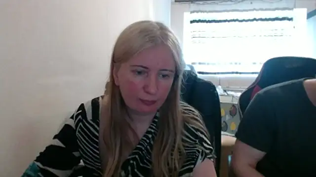 Snapshot of PeterAndJen chatting on May 2026 04:04:02 PM PeterAndJen online show from May 2026 04:04:02 PM