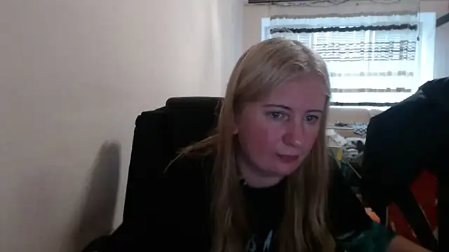 Snapshot of PeterAndJen chatting on May 2026 04:15:02 PM PeterAndJen online show from May 2026 04:15:02 PM