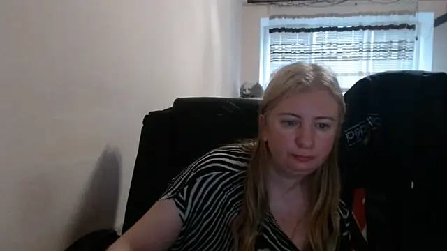 Snapshot of PeterAndJen chatting on May 2026 04:43:01 AM PeterAndJen online show from May 2026 04:43:01 AM