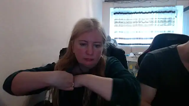 Snapshot of PeterAndJen chatting on May 2026 07:15:01 AM PeterAndJen online show from May 2026 07:15:01 AM