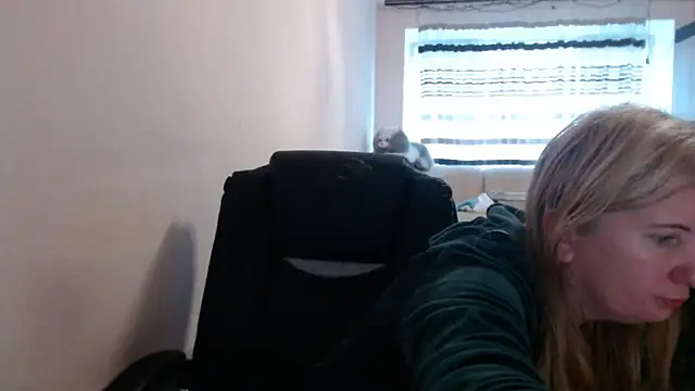 Snapshot of PeterAndJen chatting on May 2026 04:42:02 AM PeterAndJen online show from May 2026 04:42:02 AM