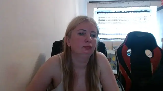 Snapshot of PeterAndJen chatting on May 2026 06:01:02 PM PeterAndJen online show from May 2026 06:01:02 PM