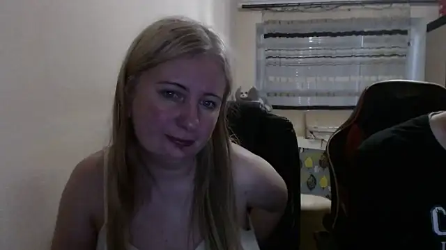 Snapshot of PeterAndJen chatting on May 2026 06:13:02 PM PeterAndJen online show from May 2026 06:13:02 PM