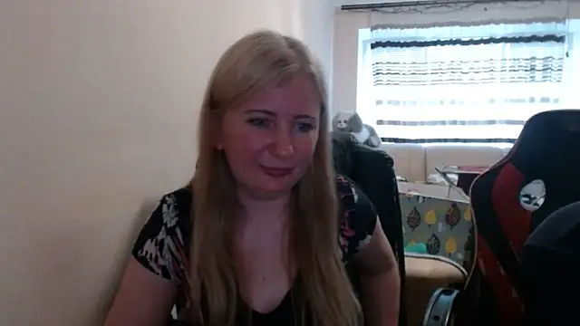 Snapshot of PeterAndJen chatting on May 2026 05:43:01 PM PeterAndJen online show from May 2026 05:43:01 PM
