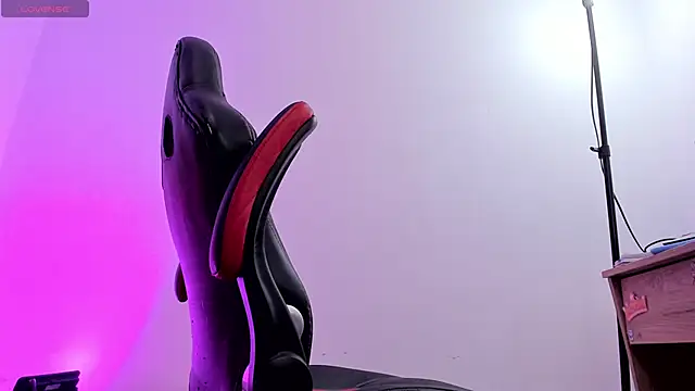 Snapshot of MaryJaneDove chatting on December 2024 09:00:01 AM MaryJaneDove online show from December 2024 09:00:01 AM