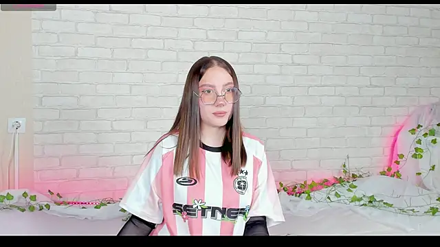 Snapshot of LinaKenny chatting on November 2025 05:35:01 PM LinaKenny online show from November 2025 05:35:01 PM