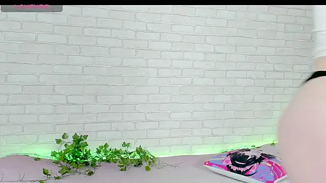 Snapshot of LinaKenny chatting on December 2025 04:05:01 PM LinaKenny online show from December 2025 04:05:01 PM