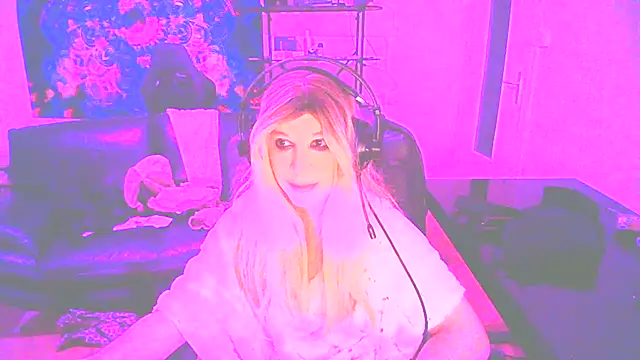 Snapshot of LatruieSow chatting on December 2024 01:43:01 AM LatruieSow online show from December 2024 01:43:01 AM