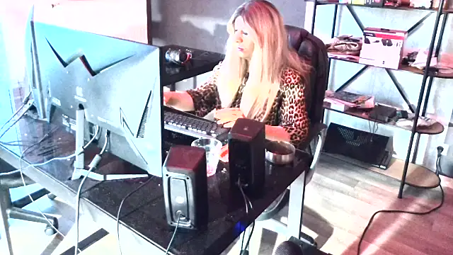 LatruieSow online show from April 2026 09:01:01 AM