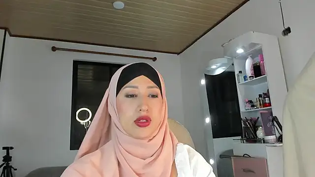 adila anich online show from October 2025 02:45:02 AM