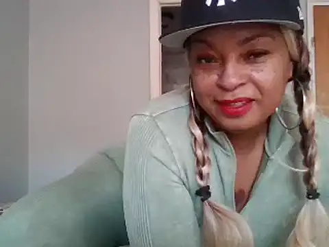 MSweetLindaParks online show from December 2024 01:39:01 PM