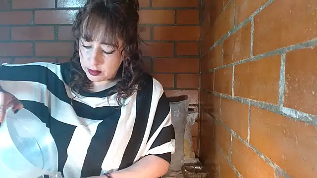 jenniferS  online show from January 2025 04:00:01 PM