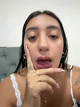 Snapshot of Hannahoff chatting on February 2026 12:11:02 AM Hannahoff online show from February 2026 12:11:02 AM