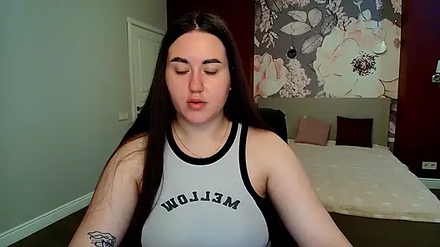 Snapshot of Roxie_Bradley chatting on June 2026 05:34:02 AM Roxie Bradley online show from June 2026 05:34:02 AM
