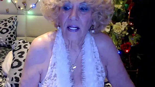 Snapshot of HappyWomanOn chatting on April 2026 08:57:02 AM HappyWomanOn online show from April 2026 08:57:02 AM