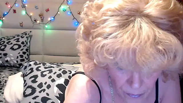 Snapshot of HappyWomanOn chatting on April 2026 08:39:03 AM HappyWomanOn online show from April 2026 08:39:03 AM