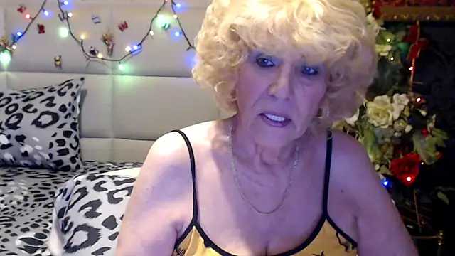 Snapshot of HappyWomanOn chatting on April 2026 06:41:02 AM HappyWomanOn online show from April 2026 06:41:02 AM