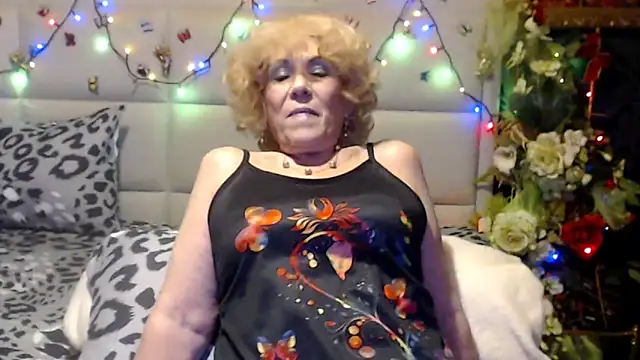 Snapshot of HappyWomanOn chatting on April 2026 06:44:02 PM HappyWomanOn online show from April 2026 06:44:02 PM