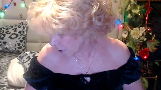 Snapshot of HappyWomanOn chatting on April 2026 08:35:01 AM HappyWomanOn online show from April 2026 08:35:01 AM