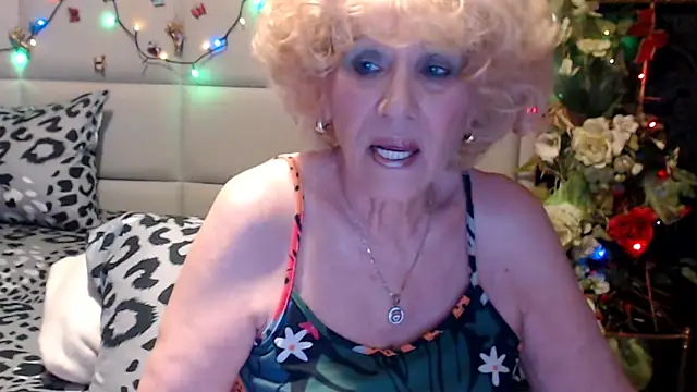 Snapshot of HappyWomanOn chatting on April 2026 09:01:02 AM HappyWomanOn online show from April 2026 09:01:02 AM