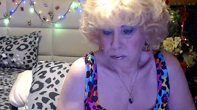 Snapshot of HappyWomanOn chatting on April 2026 06:16:01 PM HappyWomanOn online show from April 2026 06:16:01 PM
